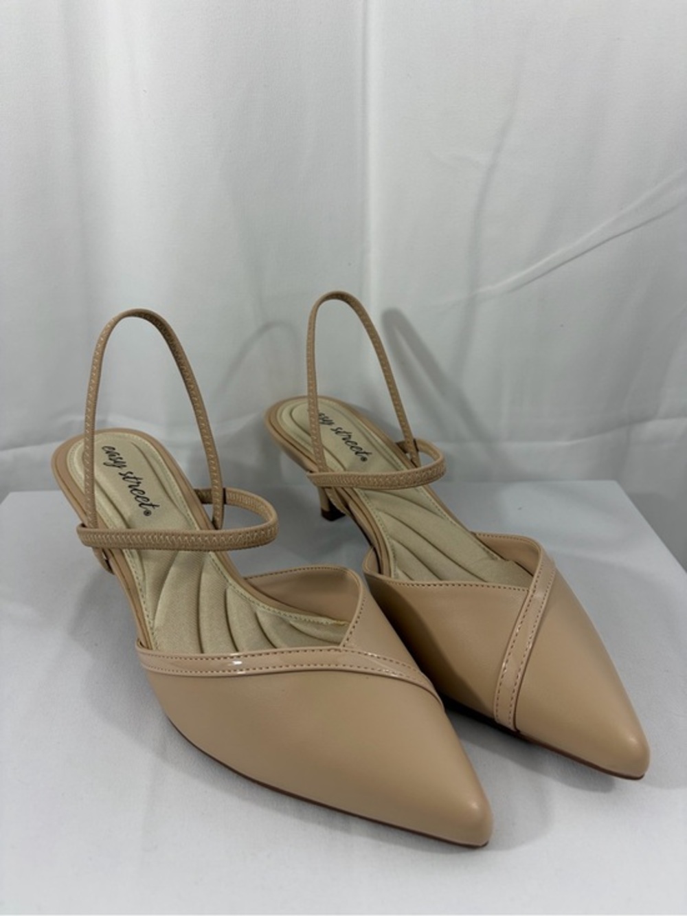NWT Easy Street Women’s Size 9W Nude Classic Pointed Slingback Heels